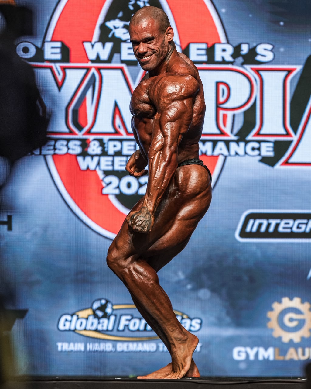 Felipe Moraes em pose no palco Mr. Olympia